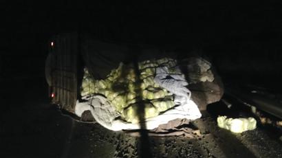 大貨側(cè)翻撒出一車白菜 大貨側(cè)翻撒出一車白菜