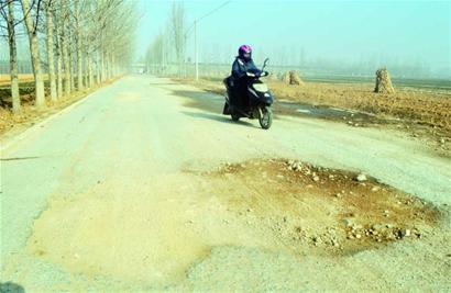 10里“麻臉路” 3年難整容 10里“麻臉路” 3年難整容