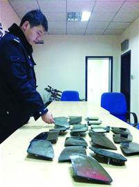 寶馬眼被摳后視鏡成窟窿 10秒鐘內迅速卸走 寶馬眼被摳后視鏡成窟窿 10秒鐘內迅速卸走