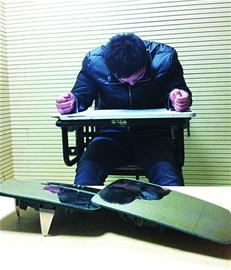 寶馬眼被摳后視鏡成窟窿 10秒鐘內迅速卸走 寶馬眼被摳后視鏡成窟窿 10秒鐘內迅速卸走