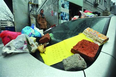 越野亂停車堵住居民樓門 被扔滿垃圾 越野亂停車堵住居民樓門 被扔滿垃圾