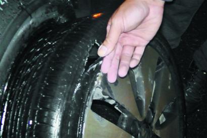 馬路擺“符號陣”陷害16輛車 馬路擺“符號陣”陷害16輛車