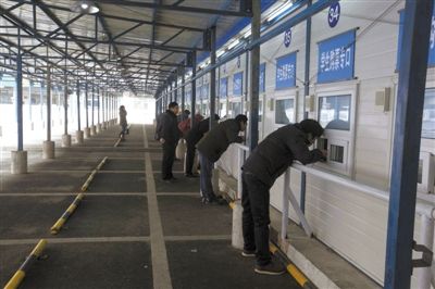 昨日,北京西站臨時售票點,人比前兩天要少很多,基本無票,大部分是前來詢問的人。