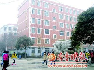 圖片紅線內就是事發窗戶。