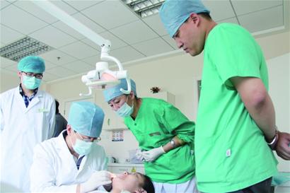 含奶瓶姿勢不對 4歲娃地包天 牙齒矯正不容忽視 含奶瓶姿勢不對 4歲娃地包天 牙齒矯正不容忽視