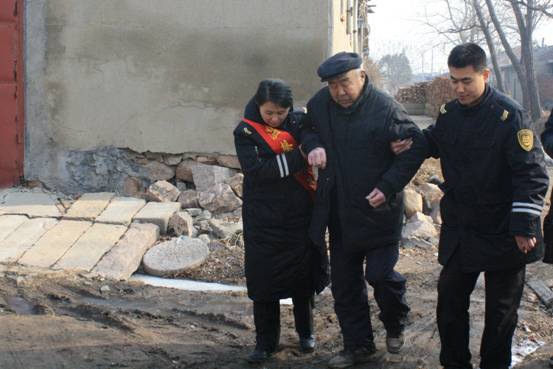 8旬老人迷失汽車站 3小時找遍7村莊送他回家 8旬老人迷失汽車站 3小時找遍7村莊送他回家