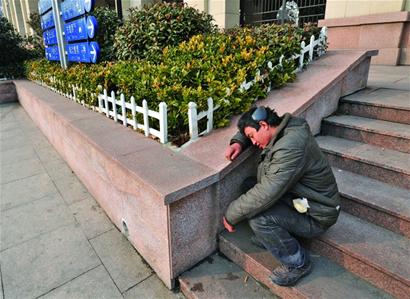 老易搶到最后一張票終露笑容 兩人一躺一站回家 老易搶到最后一張票終露笑容 兩人一躺一站回家