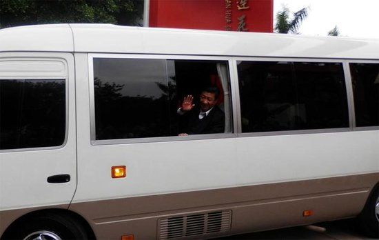 習近平在廣東視察時開窗向群眾招手示意 習近平在廣東視察時開窗向群眾招手示意
