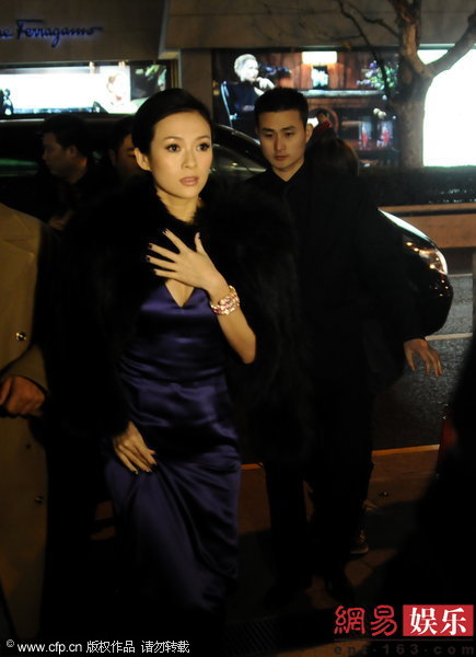 章子怡衣襟大開(kāi)秀事業(yè)線(xiàn)