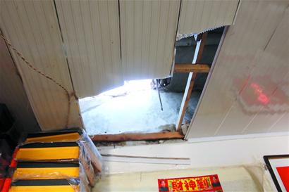 小賊屋頂打洞盜竊 小賊屋頂打洞盜竊