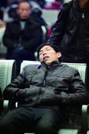 候車室拍下乘客各式睡姿 體驗(yàn)他們別樣回家路 候車室拍下乘客各式睡姿 體驗(yàn)他們別樣回家路