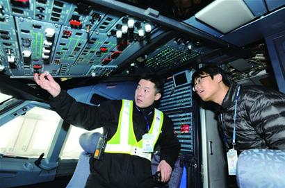 記者體驗飛機維修辛苦 40分鐘完成體檢說話靠吼 記者體驗飛機維修辛苦 40分鐘完成體檢說話靠吼