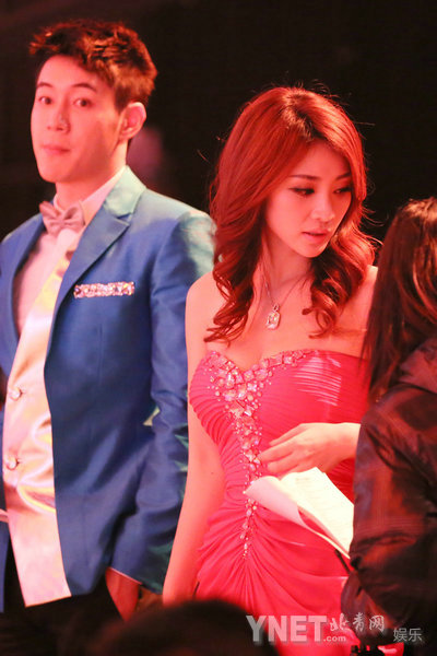 柳巖桃紅長裙登臺主持 雪膚傲乳顯性感優雅