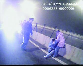 買年貨意見(jiàn)不合戀人車流中鬧懸