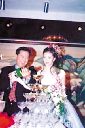 “晴格格”王艷結婚照曝光 7歲兒子活潑有星范兒