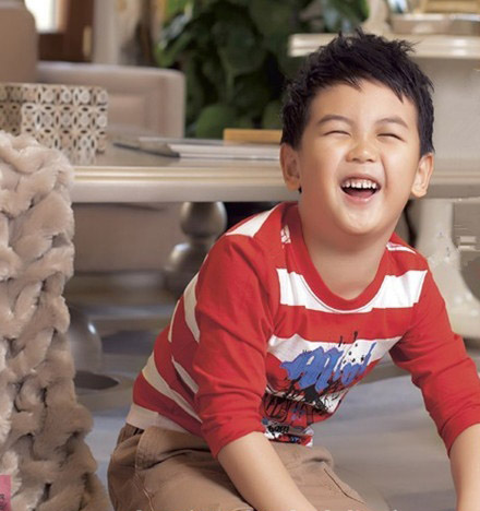 “晴格格”王艷結婚照曝光 7歲兒子活潑有星范兒