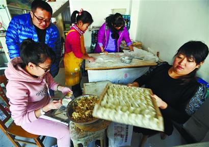 “搶攻”寒假作業到餃子店幫忙 希望媽媽病情出現奇跡 邀請好心人小年到店里免費吃餃子