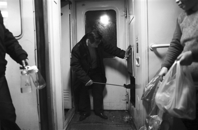 L417列車人員正在燒熱水。新京報記者 薛珺 攝