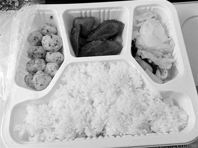 1月31日，D334列車上銷售的15元套餐。新京報記者 王瑞峰 攝