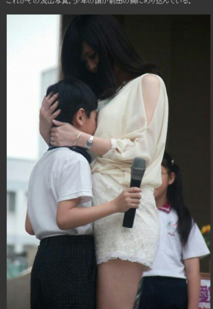 日本女星緊抱男童深埋胸前 日本女星緊抱男童深埋胸前