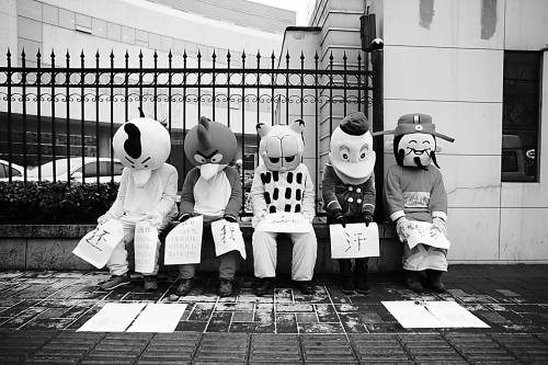 1月31日，北京。“憤怒的小鳥(niǎo)”、“加菲貓”、“唐老鴨”和“財(cái)神爺”等5個(gè)不同的卡通人物匯聚在中央人民廣播電臺(tái)外，以靜坐的方式討薪，希望得到社會(huì)關(guān)注。