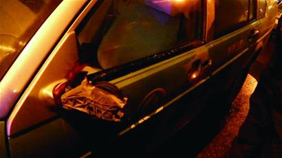 酒司機當街鬧事砸出租 酒司機當街鬧事砸出租