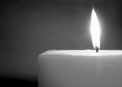 勇救落水兒童大學生罹難 網友們點蠟燭送別美女英雄