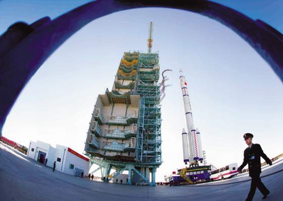 運載火箭在酒泉衛星發射中心整裝待發。