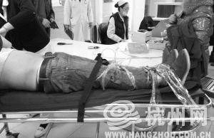 前晚10點52分，浙醫二院急診室，發酒瘋的小吳被家人綁在擔架上。記者 葛丹娣 攝