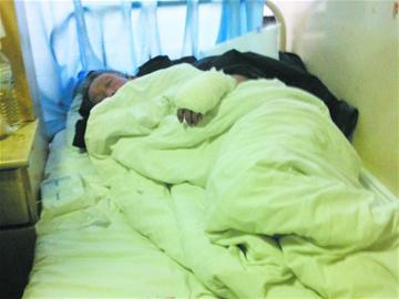 斷指老人流血打車兩次遭拒載 第三次被半路撇下 斷指老人流血打車兩次遭拒載 第三次被半路撇下