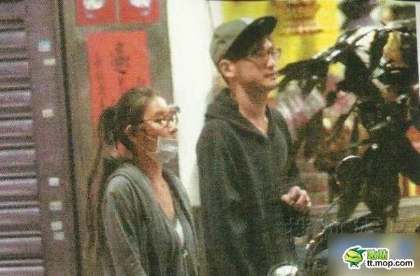 臺灣媒體報道，性感人妻歌手許維恩和老公Alex田恩沛(前偶像團體B.A.D成員)分居后，被直擊載著年輕男性返家，該名男子是以裸奔、吃羊大便闖出 名的CIRCUS團員KID，年紀小許維恩3歲