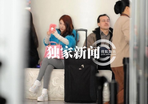 郭美美素顏機場瘋狂自拍 網(wǎng)友：鷹鉤鼻子三角眼