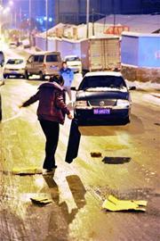 小雪致大堵福州路成停車場 新手不敢動求交警開車 小雪致大堵福州路成停車場 新手不敢動求交警開車