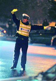 小雪致大堵福州路成停車場 新手不敢動求交警開車 小雪致大堵福州路成停車場 新手不敢動求交警開車