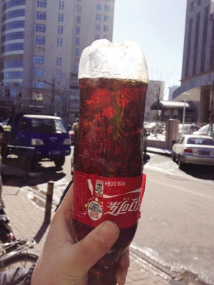 可口可樂瓶內現固體異物廠家稱漏氣致細菌生長