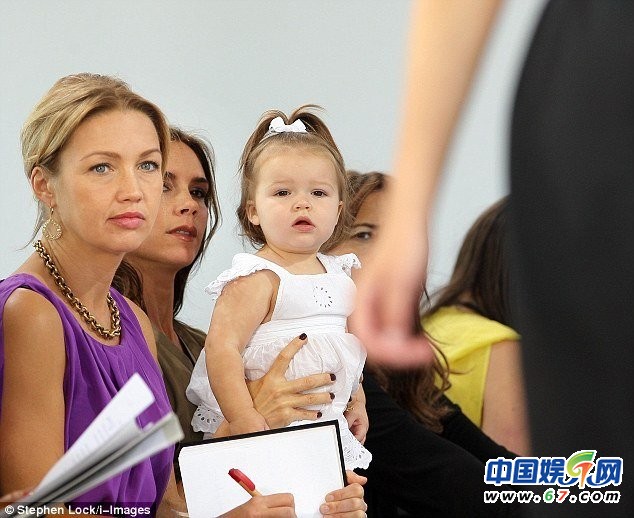 貝克漢姆女兒小七19個(gè)月四次看秀 網(wǎng)友：長(zhǎng)大要逆天