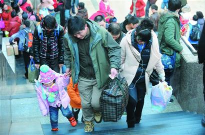 直擊春節后首個返程小高峰