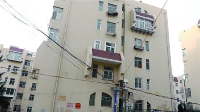 小伙擦玻璃摔下6樓 小伙擦玻璃摔下6樓