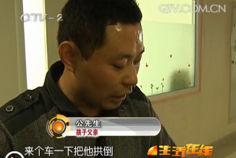 三歲男孩陪爸爸在小區(qū)內(nèi)洗車 三歲男孩陪爸爸在小區(qū)內(nèi)洗車