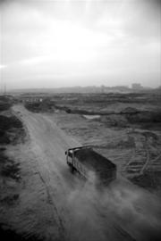 渭河西安段是西安市最大的過境河,有著“綠肺”的稱號(hào),但在挖沙以及污染的雙重影響下,如今極盡悲涼,干枯的河床已被來往的拉沙車碾出了路,圖為拉沙車行駛在渭河河床,掀起灰塵一片