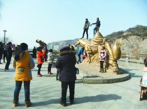 位于南濱河路的西游記雕塑是蘭州的一處文化景點，然而，游客肆意踐踏景點雕塑，甚至爬上唐僧師徒頭頂拍照留影，讓人遺憾。