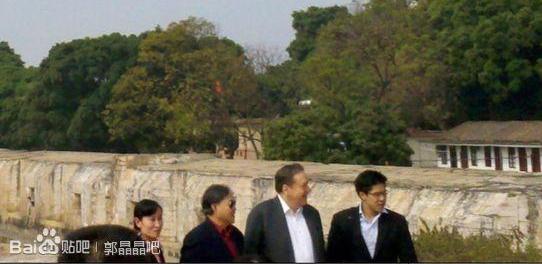 郭晶晶霍啟剛情人節逛虎門炮臺 身材扁平無孕相