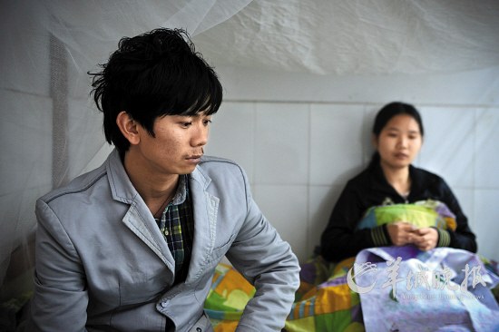 賣掉兒子后,阿強和“妻子”整天在家一籌莫展,后悔不已 羊城晚報記者 周巍 攝