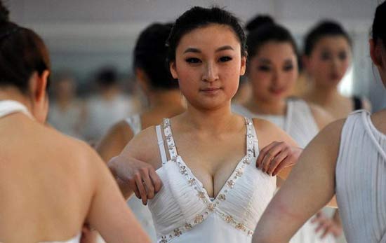 在藝考中，女學生為了追求更好的狀態亮相，掀起整容熱潮