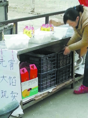 頭天沒賣掉的元宵和原料就放在攤柜里,沒有任何遮擋。