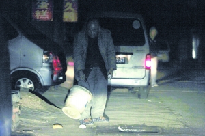 每隔半個小時,工人就將制作元宵餡的廢料倒入門口的水溝內。