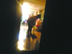 大約20平方米的空間內,燈光昏黃,幾張報紙糊住了所有的窗戶。