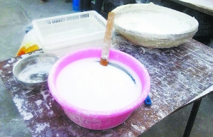 露天擺放的制作原料。