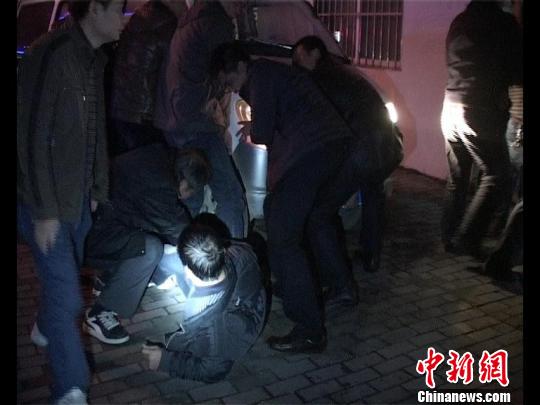 眾人抬車救人。 林增崇 攝