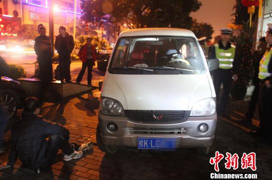 眾人抬車救人。 林增崇 攝